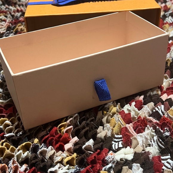 LV Gift Wrapped Box - Picture 3 of 6